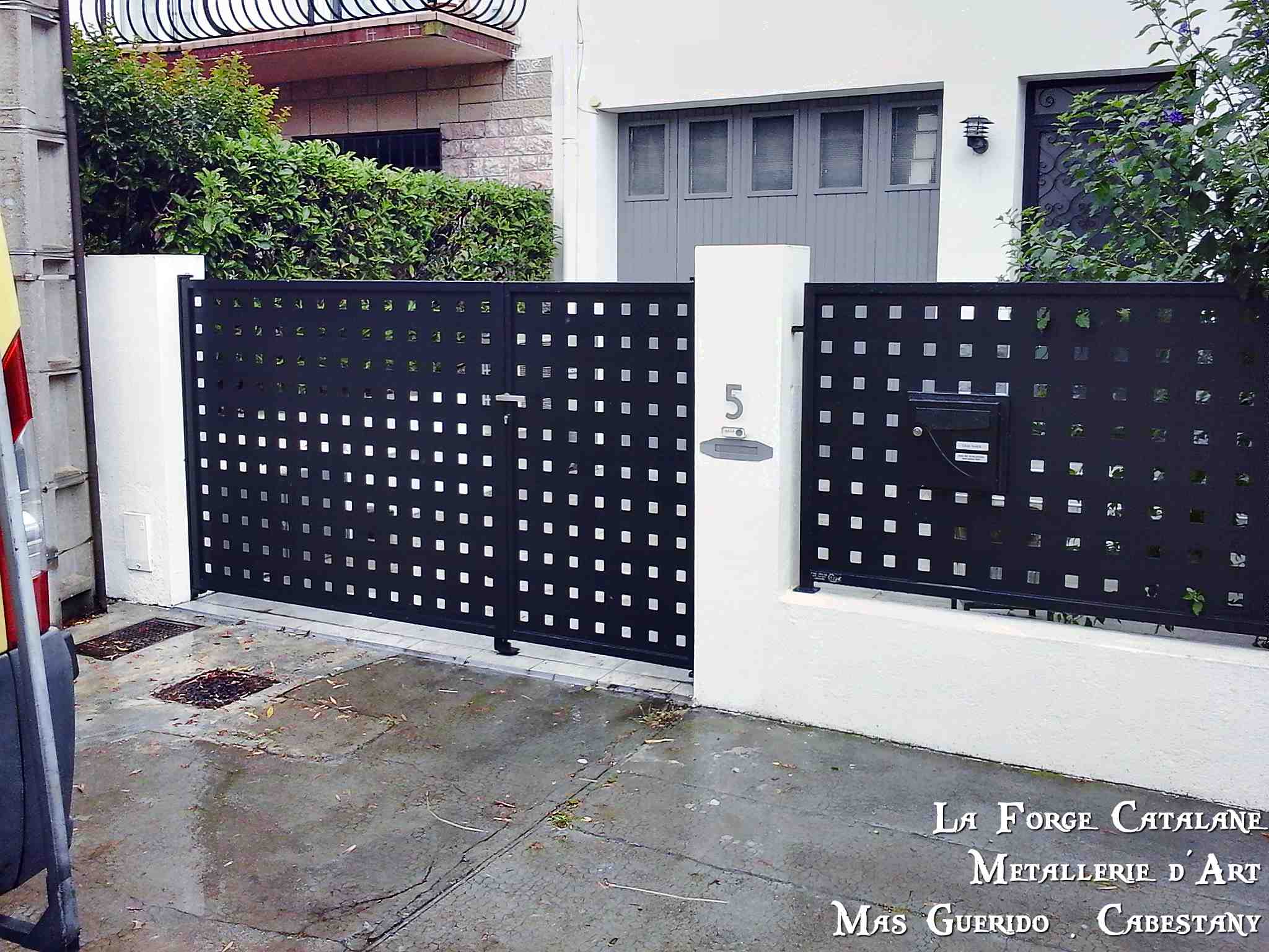 portail et cloture remplissage tole perforee carre forge catalane.jpg